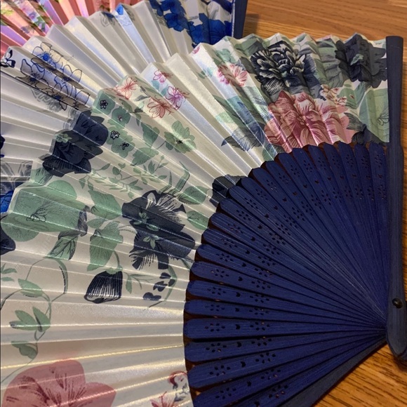 Silky Fans - Picture 3 of 3